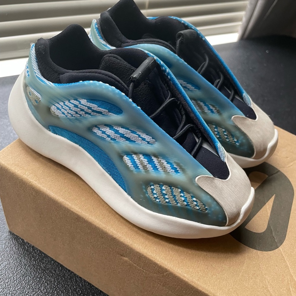 Yeezy 700 V3